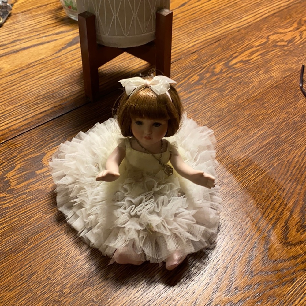 Marie osmond ballet porcelain doll  just sat
